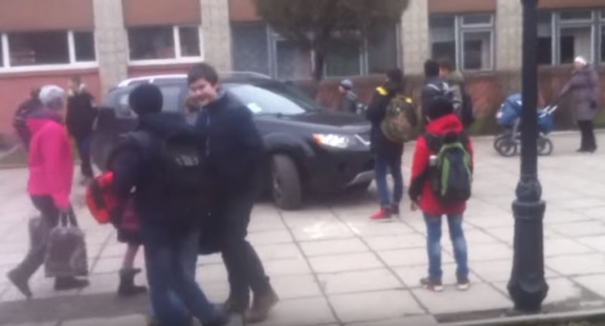 Во Львове школьники заблокировали нарушителя, пока не приехала полиция