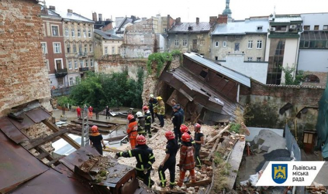 У центрі Львова обвалилася стіна будинку, одна людина загинула