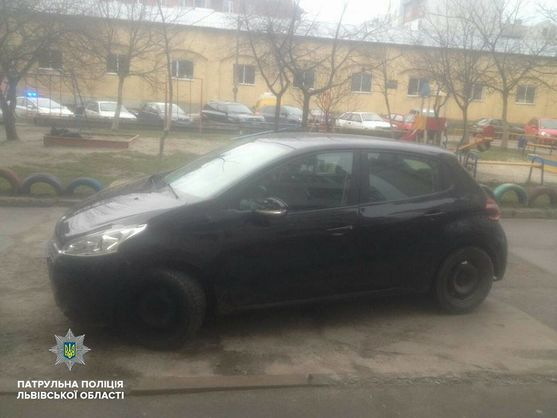 У Львові водійка збила патрульних і провезла одного з них на капоті півкілометра, - ВІДЕО