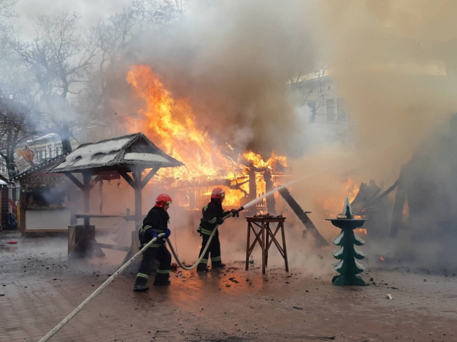 После пожара и взрыва во Львове решили прекратить работу всех рождественских ярмарок
