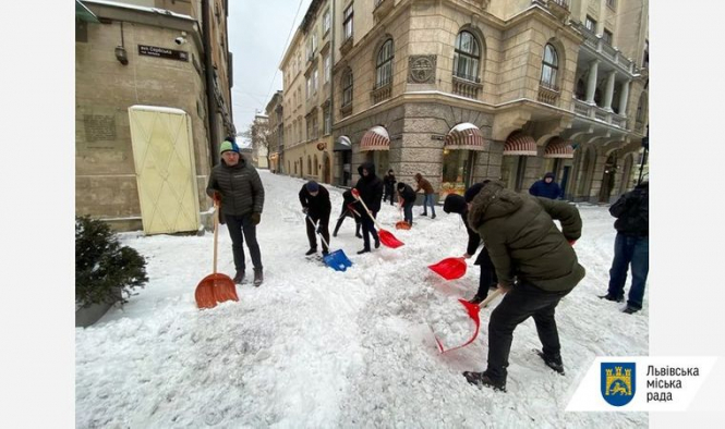 Садовий заявив, що в снігопаді у Львові винен він, і вийшов із лопатою його прибирати