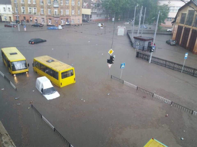 У Львові внаслідок негоди затопило вулиці, - ФОТО, ВІДЕО