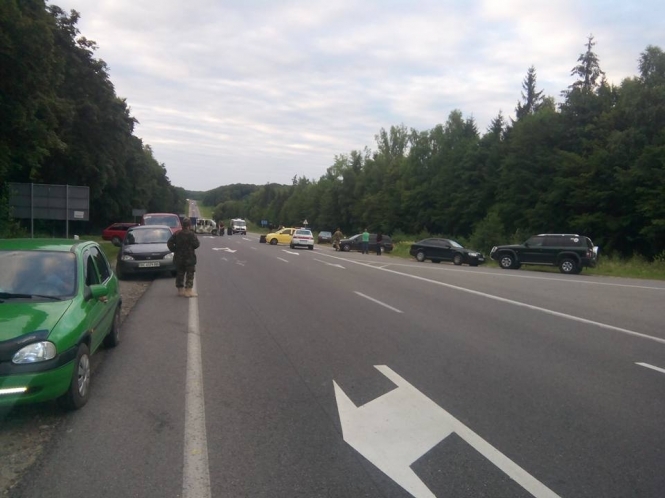 Правий сектор на виїзді зі Львова готуються не пускати військових на Мукачево