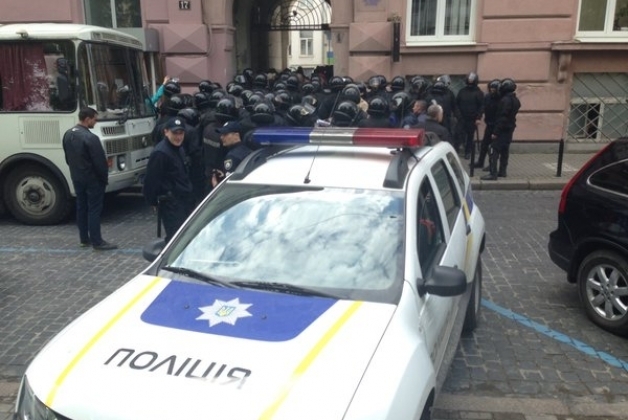 Во Львове произошли столкновения с полицией из-за памятника советскому писателю, - ВИДЕО