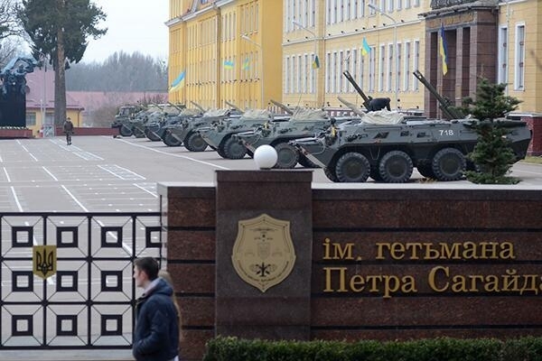 Порошенко присвоил львовской Академии сухопутных войск статус национальной