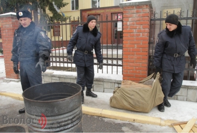 Солдати внутрішніх військ у Львові допомагають дровами активістам, які їх блокують