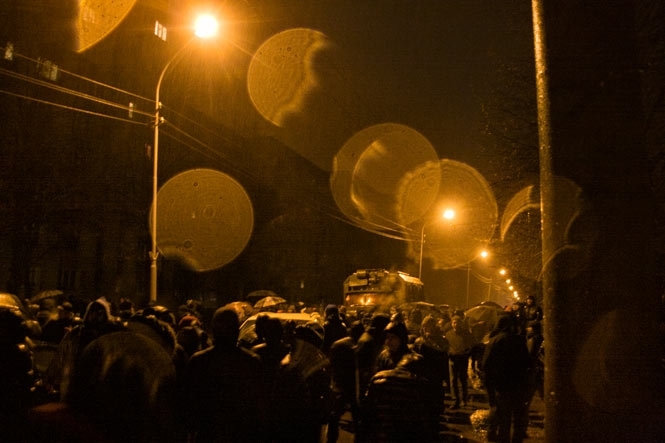 Львів не спить: тисячі людей на вулицях блокують солдат
