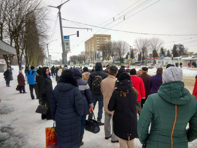 Во Львове транспортный коллапс: на маршруты не выехало 80% автобусов
