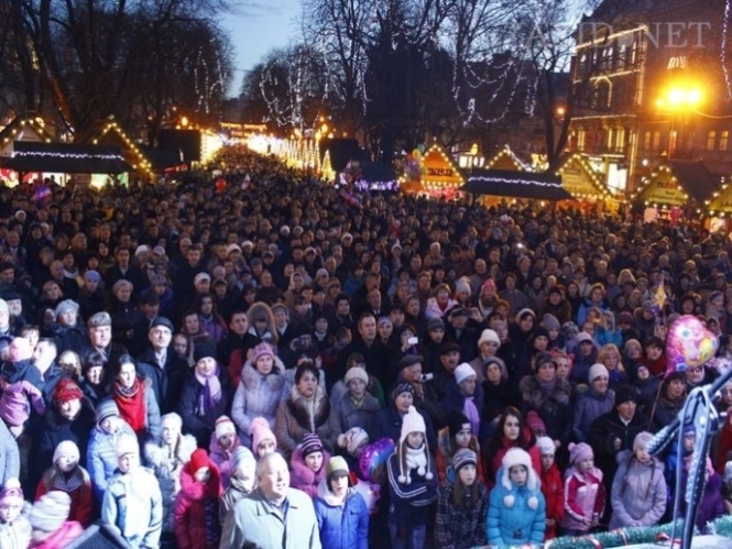 Близько двох тисяч людей взяли участь у різдвяному флеш-мобі 