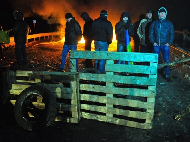 На Львовщине жгут шины посреди дороги: активисты заблокировали трассу Львов-Краковец