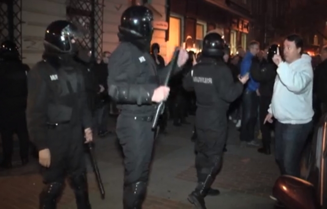 У центрі Львова футбольні фанати влаштували бійку, - відео