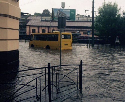 Львів знову затопило: поліція на руках виносить людей із маршруток, - фото