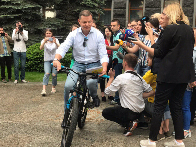 Ляшко приехал в АП к Зеленского на велосипеде - ВИДЕО