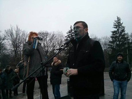 На харківському Євромайдані Луценка облили зеленкою (фото)