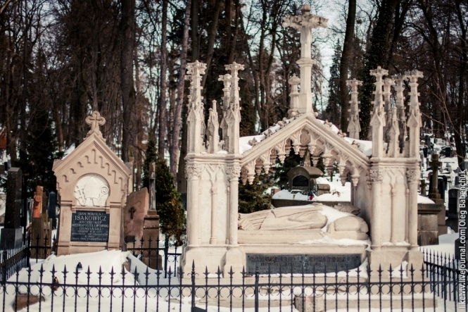 Личаківський цвинтар. Засніжене потойбіччя (фото)