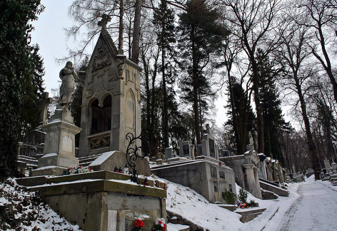 На Лычаковском кладбище задержали трех польских студентов, которые пытались поджечь файеры