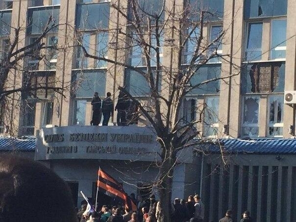 Террористы в Луганске заминировали помещение СБУ и удерживают примерно 60 заложников