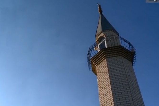 В Симферополе неизвестные подожгли мечеть и разрисовали ее свастикой, - видео
