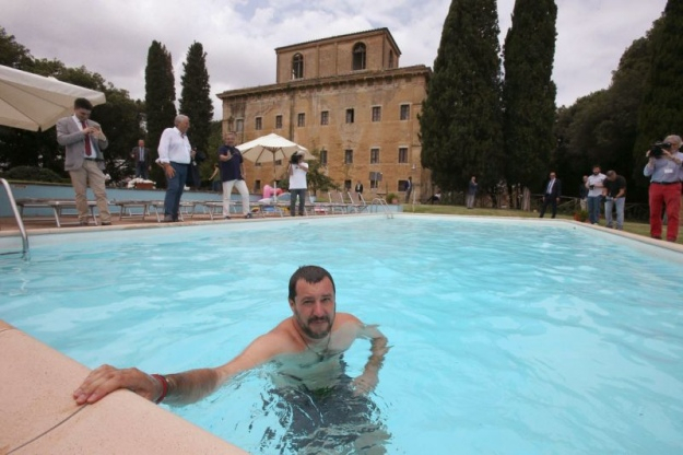 Глава МВС Італії демонстративно поплавав у басейні конфіскованої у мафії вілли