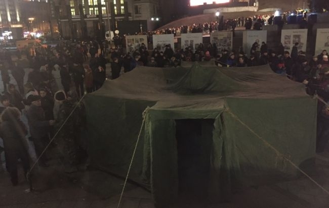 Активисты установили палатку на Майдане Независимости