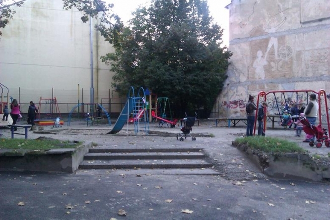 Дитячий майданчик тортур по-львівськи (фото)
