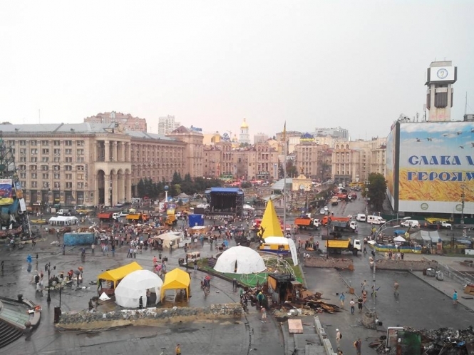 Майдан после толоки: Крещатик освободили для проезда автомобилей, - фото, видео