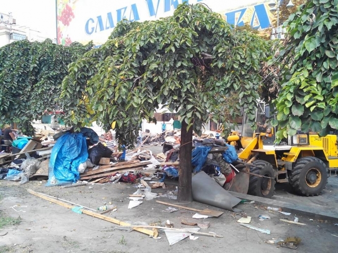 Толока на Майдані: залишки мотлоху відправили на смітник історії