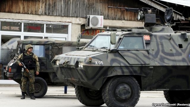 Поліція Македонії другий день намагається знешкодити групу бойовиків у місті Куманово