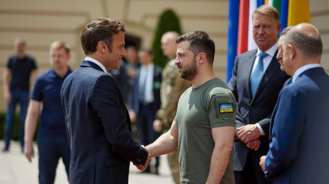 Зеленський провів розмову з президентом Франції Макроном

