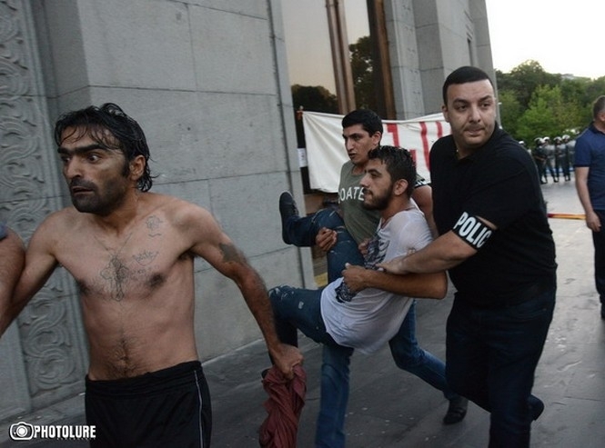 Водомети проти сидячого протесту: як у Єревані розігнали протестувальників