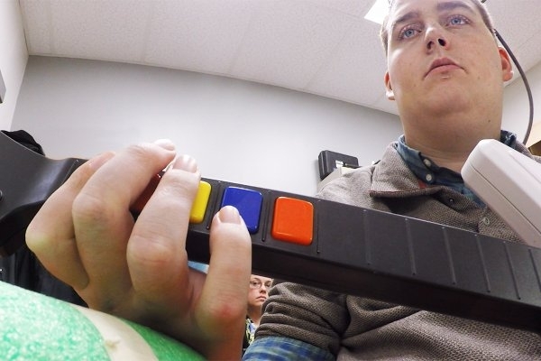 Ученым из США впервые удалось вернуть подвижность парализованной руке человека, - ВИДЕО
