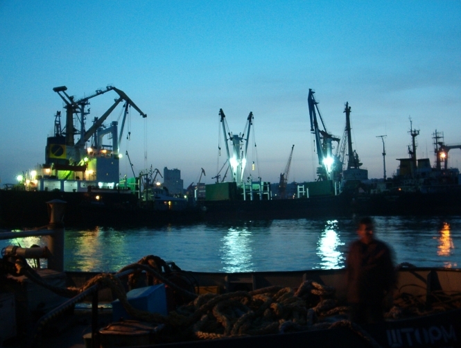 В Мариуполе мужчина ночью переобувался и ходил по порту, чтобы дискредитировать украинских военных
