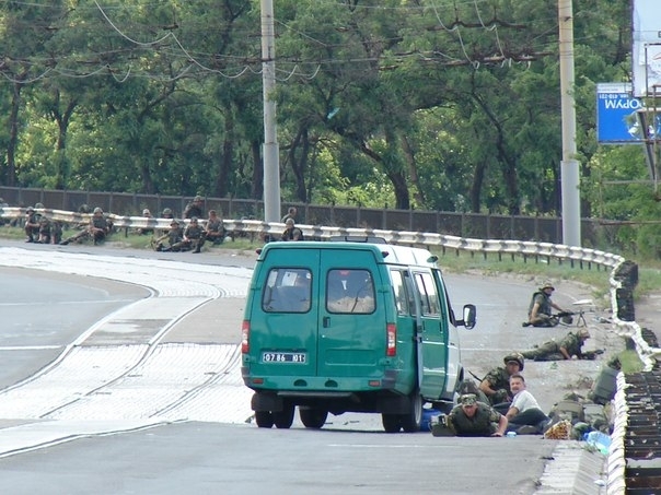 Террористы обстреляли грузовик пограничников в Мариуполе: двое военных погибли