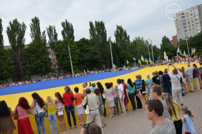 Маріуполь - це Україна: в місті розгорнули найбільший державний прапор