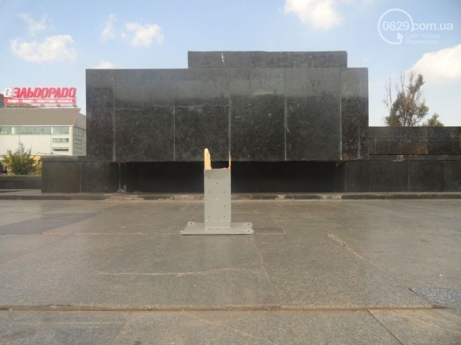 В Мариуполе сломали крест, который установили после сноса статуи Ленина