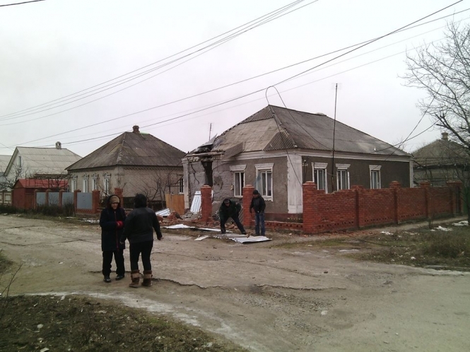 В результате обстрелов села под Мариуполем погиб один человек