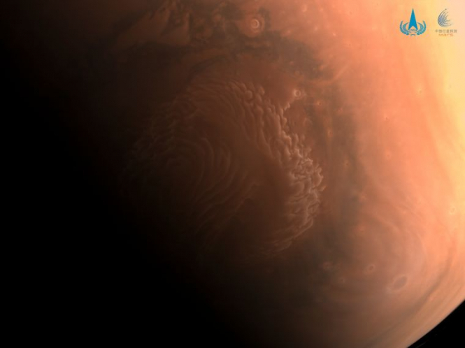 Китайський зонд надіслав перші фото Марса - на них полярна шапка та піщані дюни з кратерами