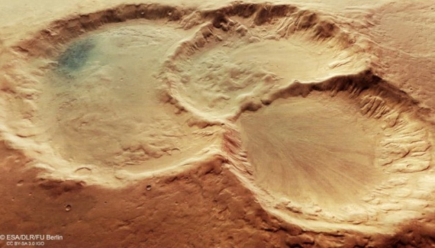 Міжпланетна станція зробила знімок потрійного кратера на Марсі