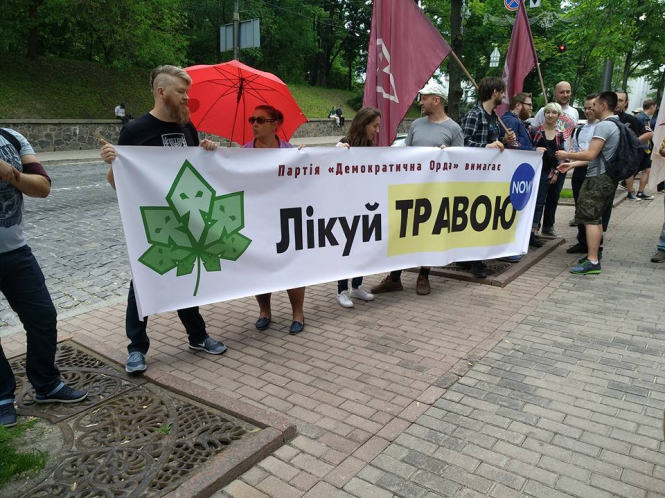 Конопляний марш проходить у Києві біля будівлі Кабміну