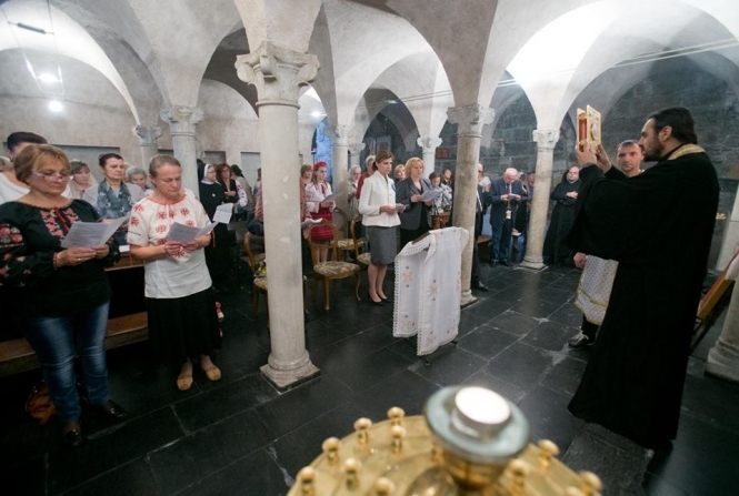 Дружина Порошенка помолилась в церкві з українцями Генуї, - фото