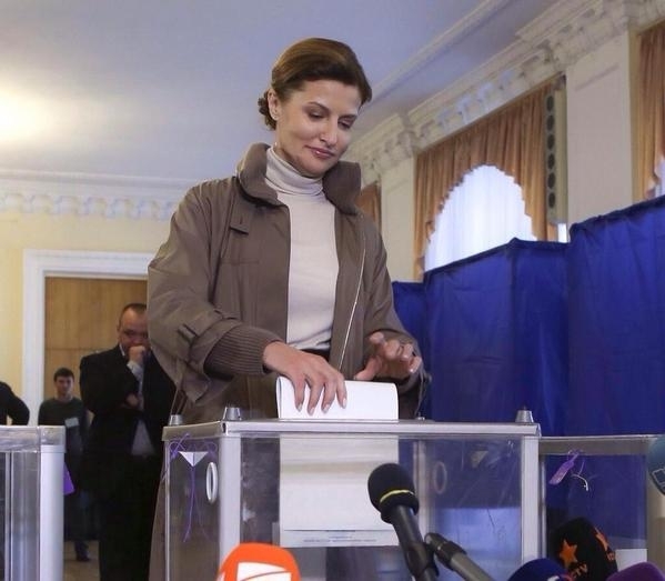 Марина Порошенко прийшла голосувати без чоловіка