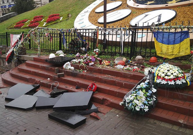У Майдана неизвестный мужчина разбил памятные плиты в честь Небесной Сотни - ВИДЕО