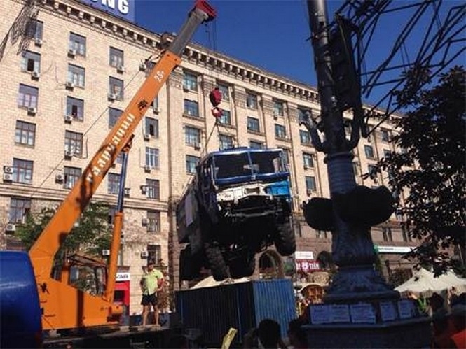 Коммунальщики разбирают Майдан: его жители в знак протеста жгут шины, - фото