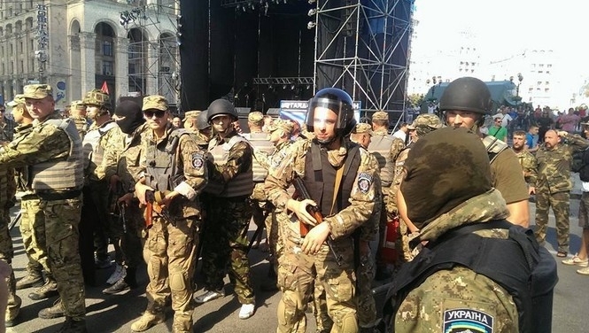 МВД объяснило, что вооруженные правоохранители с самого утра делают на Майдане
