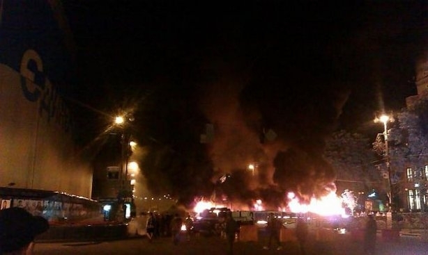Уночі на Майдані горіла барикада, - відео