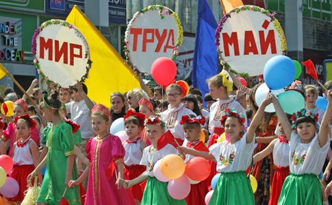 Вятрович предлагает отменить майские выходные для украинцев