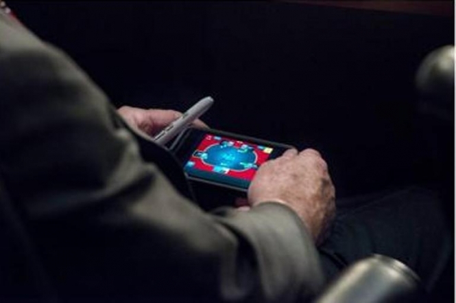 У США під час дебатів про Сирію сенатор грав у покер на iPhone