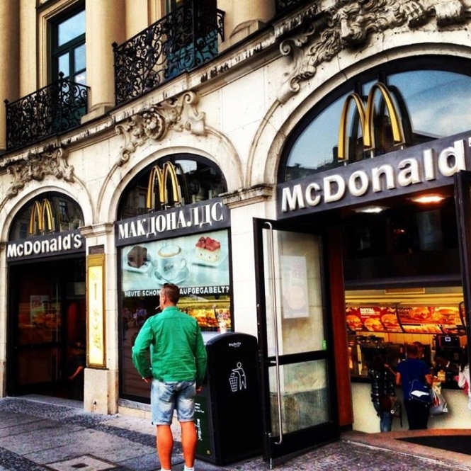McDonald's у Німеччині звертається до клієнтів українською та російською