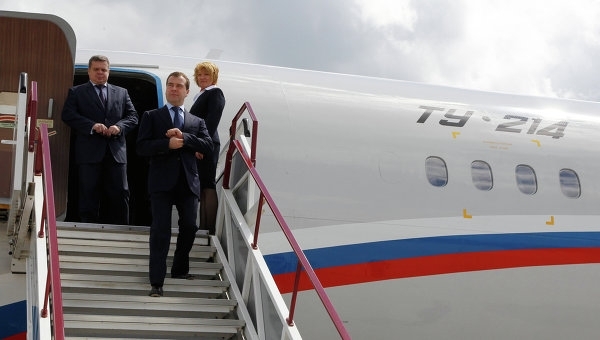 Медведев с правительственной свитой прибыл в Симферополь