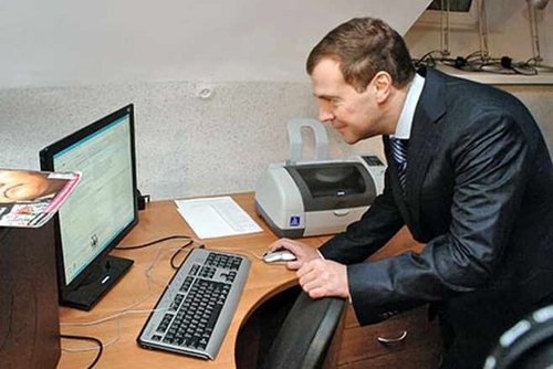 Медведев предложил запретить американские товары в ответ на санкции